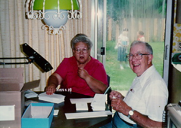 Treue Freiwillige machen unser Rundschreiben versandfertig